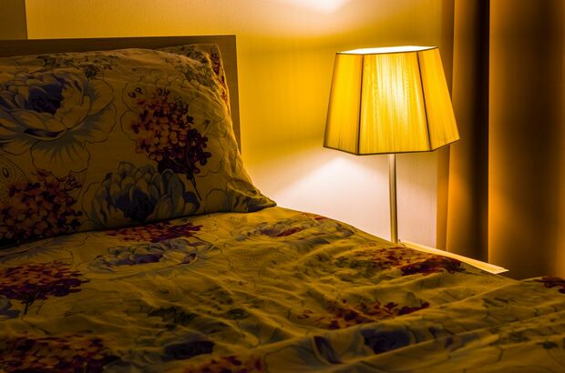 朝は自然の日差しで交感神経を高めるが、夜は身体に「そろそろ休みますよ」と信号を送って副交感神経を活性化させよう。寝る前に過ごす部屋の照明は強い光のものは避けて、白熱灯タイプの間接照明に切り替えて。昼間はアクセル、夜はブレーキという流れを身体に覚えさせよう。