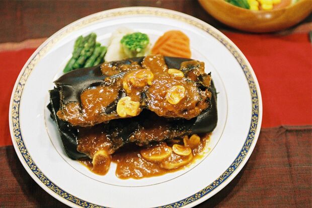 『牡丹と薔薇』に登場した牛革財布ステーキ