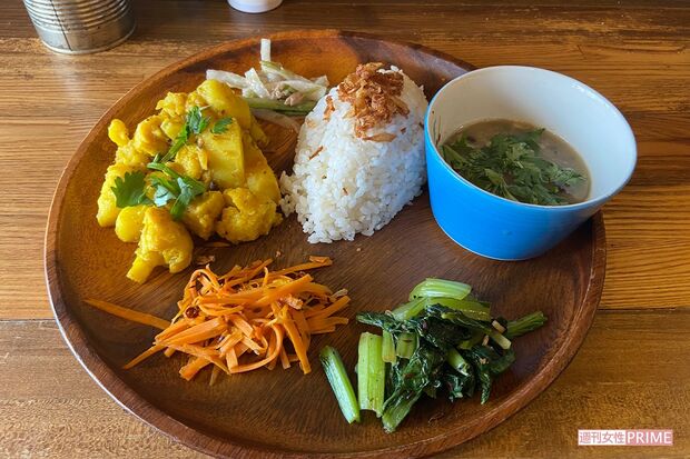 松岡俊介のバイト先『カメヤ食堂』の和食プレート（ネパールカレー）1000円