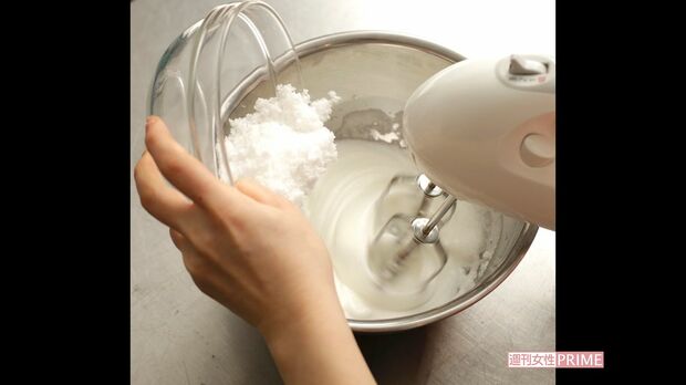 上白糖は、3回ほどに分けて加える