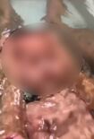 両手で頭を掴み、湯船に顔を沈める様子(拡散された動画より)