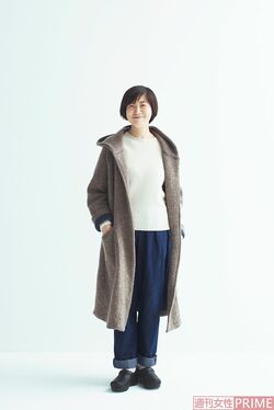 「フォーティーファイブアール」のウールコート+シェットランドウールの白ニットで、冬の着こなしに軽やかさ&ハイライト効果を