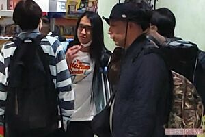 4月21日、お笑いフェスに出演するため長崎空港でロッチのコカド（左）と話す布川（中央）の手には松葉杖が。近くには相方のみちおの姿も（右）