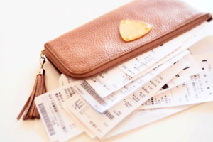 運気が悪くなるレシートで膨らんだ財布（※画像はイメージです）