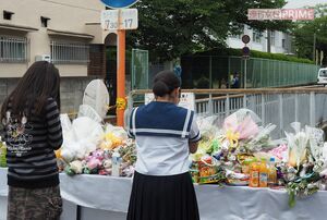 小学校近くに設けられた献花台。涙を流しながら手を合わせる人が絶えなかった（6月19日撮影）
