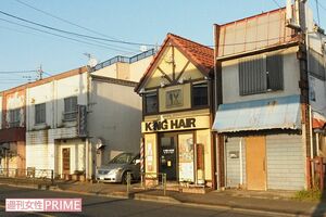 都道55号、通称“日産通り”沿いの商店。日産村山工場があったころから営業する店はほんのわずか