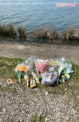 現場には朔ちゃんへの献花が後を絶たない