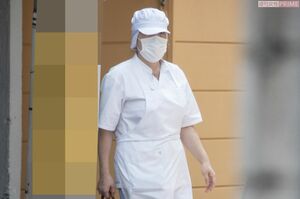 勤務先の洋菓子店から出る小室佳代さん