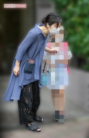 9月下旬、長女のお見送りをする熊田曜子