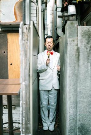 壁に挟まるムーディ勝山（本人Xより）