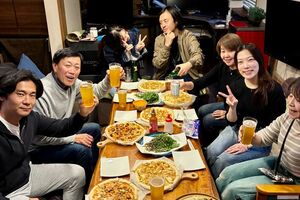 夕食はカフェのオーナー、スタッフと共に