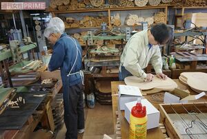 工場内では工程に分かれて作業が進められている。木材は十分に乾燥させたスプルース