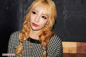 インタビューに答える加藤紗里（2020年12月9日）