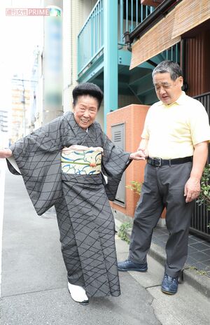 '17年、夫の成田氏と近所を散歩する内海さん。明るく元気に挨拶する「下町の太陽」だった