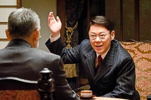 阿部サダヲ演じる田畑政治　(c)NHK