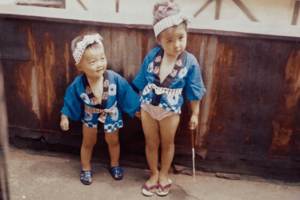桑津神社のお祭りに、2歳下の弟とはっぴ姿で参加