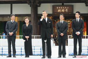 石原裕次郎さん二十三回忌法要のセレモニーで、石原まき子夫人と石原プロ社長の渡哲也さんが集ったファンにあいさつした（撮影／佐藤靖彦）