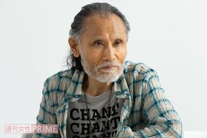 私服姿でインタビューに応じる鶴太郎。アンティークのアクセサリーなども取り入れるこだわりぶり