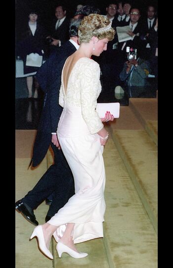 「『キャサリン・ウォーカー』のイブニングドレス。背中を見せつつもエレガントに」　写真／共同通信イメージリンク