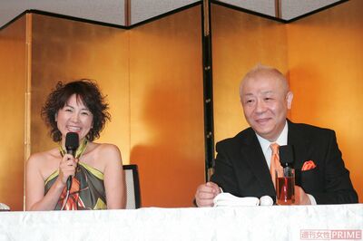 2007年、泰葉・春風亭小朝。金屏風の前での離婚発表後、泰葉がブログで「金髪豚野郎」