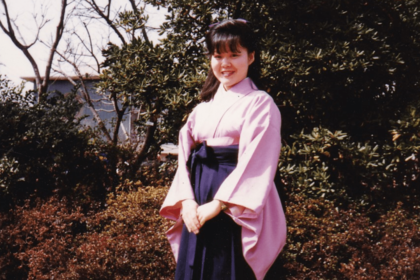 22歳で東京外語大学を卒業。進路が決まらずに選んだ通訳の仕事だが、その道のスペシャリストに