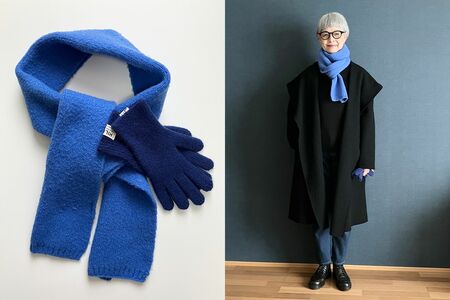 差し色の小物はブルー系でまとめることでおしゃれ上級者な印象