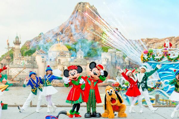 雪が舞い、パイロ（花火）が打ち上げられる、ダイナミックなフィナーレに感動！　(c)Disney