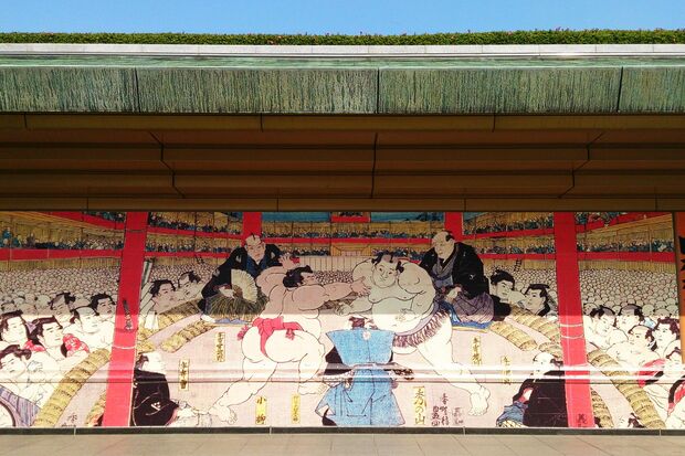 国技館の外壁　大相撲には1200年以上もの歴史がある