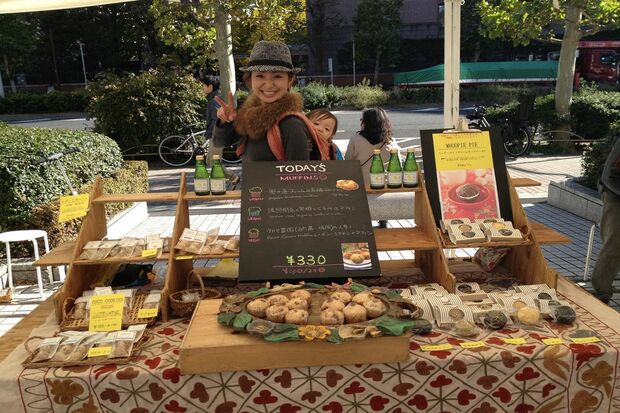 娘をおんぶしながら、お菓子を売ったファーマーズマーケットにて　