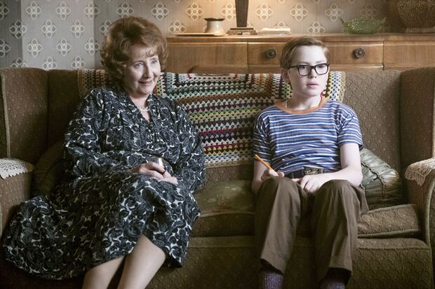 幼いころのエルトンと、彼を愛し、天性の才能を育んだ祖母アイヴィー　(c)2018 Paramount Pictures. All rights reserved.