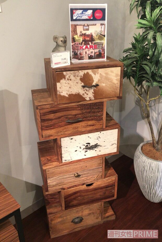 『Heaven？』で登場するレストラン奥にあるチェストもリース。ほかにソファやサイドボードを提供