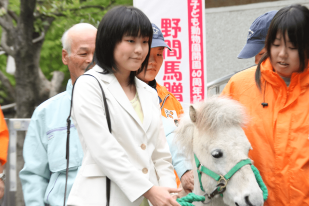 '08年4月、初めての単独公務として上野動物園の野間馬贈呈式に出席した16歳の小室眞子さん