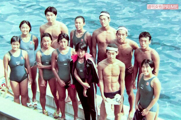 中学のころ、大会に出場するために青学のプールに遠征。高松さんは左から2人目