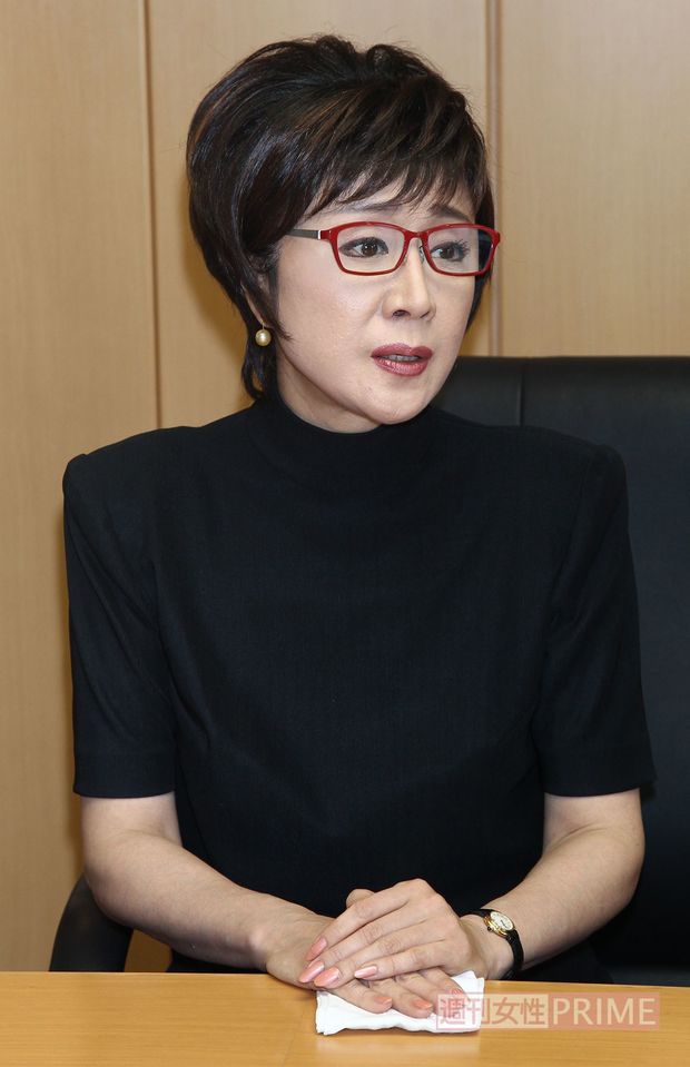 結婚会見ではのろけっ放しの小林だったが、事務所社長との“お家騒動”釈明会見では夫の関与をきっぱりと否定した