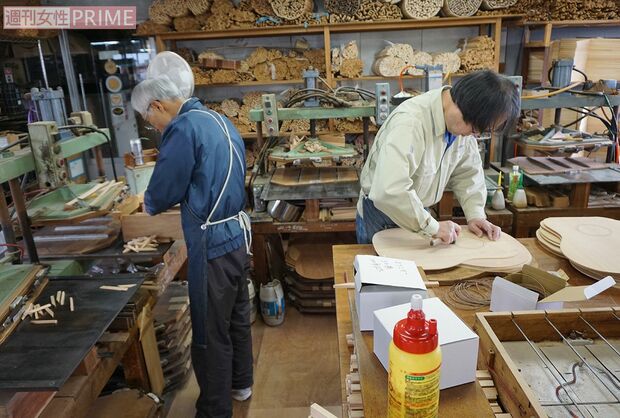 工場内では工程に分かれて作業が進められている。木材は十分に乾燥させたスプルース