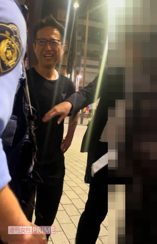 JR新橋駅前で、警察官に囲まれる高野氏