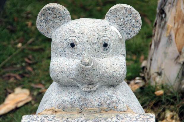 世界一有名なあのネズミが石のベンチに。これも隠れ〇ッキーなのかなぁ　撮影／関上武司さん