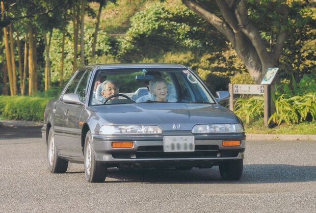 お車を運転される天皇陛下