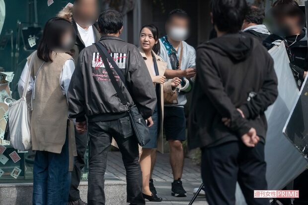 『記憶捜査２』の撮影現場でスタッフと話す上白石萌音