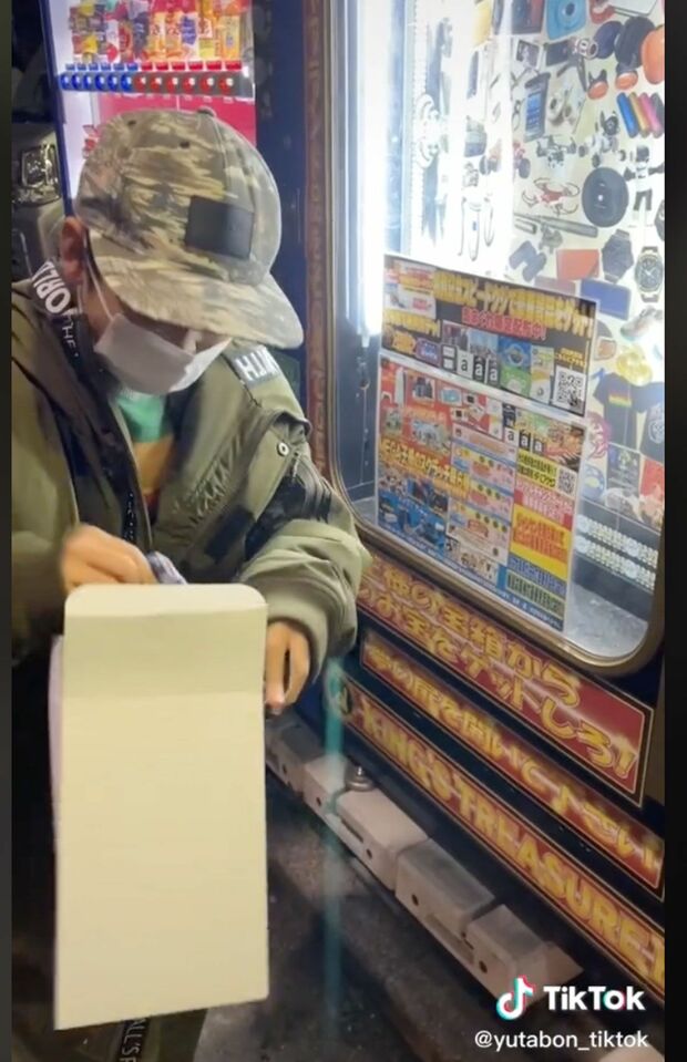 1000円ガチャで出た景品を「なんやこれ!」と投げ捨てるゆたぼん（ゆたぼんのTikTokより）