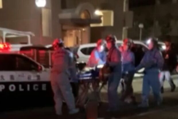 救急搬送時、救急隊員はストレッチャーに乗せた容疑者の母親に懸命に心臓マッサージを続けていた（近所の住民提供）