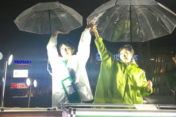 17年の衆院選で出馬する吉羽美華容疑者(左)を応援する小池百合子都知事(SNSより)