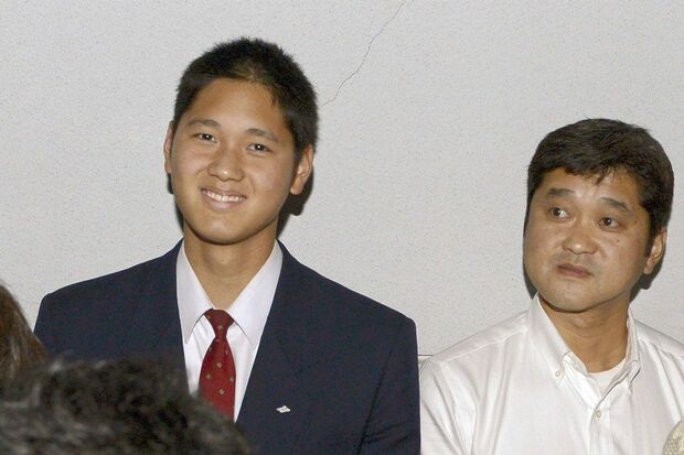 2012年、一度は高卒でのメジャー挑戦を決意して、父・徹さんが同席する会見に臨んだ大谷翔平(共同通信)