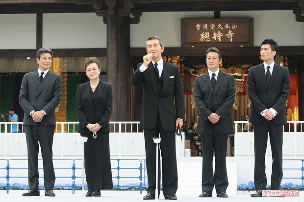 石原裕次郎さん二十三回忌法要のセレモニーで、石原まき子夫人と石原プロ社長の渡哲也さんが集ったファンにあいさつした（撮影／佐藤靖彦）