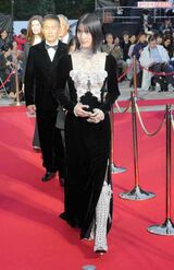 東京国際映画祭のオープニングイベントに登場した橋本愛。胸元を覆い隠すような巨大な蝶のジュエリーに、唇の真ん中にピアスのようなアクセサリー、爪につけるネイルリングなど、かなり個性的な姿