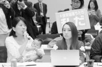 《保育園落ちた日本死ね!!!》から10か月、変わらぬ保育士の“サビ残”と低すぎる給与水準
