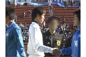 全国高校サッカー選手権大会の準決勝。本田圭佑（左）と握手を交わす森野徹被告（当時の試合映像より／『日本テレビ』'05年1月8日放送）