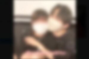 メンズ地下アイドルにハグされ頬を寄せられる皆川琴美容疑者（本人のツイッターより）