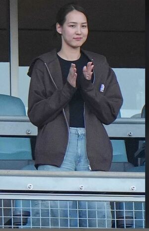 デコピン始球式での真美子夫人（写真:日刊スポーツ/アフロ）