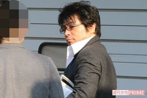 週刊女性の直撃を受けるASKA（2014年）